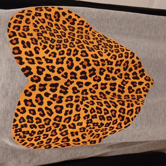4/$40 New Gray & Black, Leopard Print Heart Long Sleeve Tee - Size 3XL (US18) - Picture 2 of 6